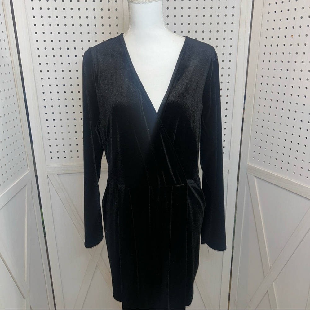 Forever 21 Women’s Black Crushed  Velvet Long Sleeves Romper Mid Length Size 1X
